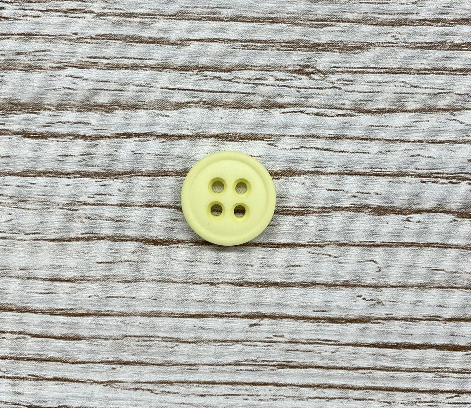 Perus-oivat napit 14 mm vaalean keltainen