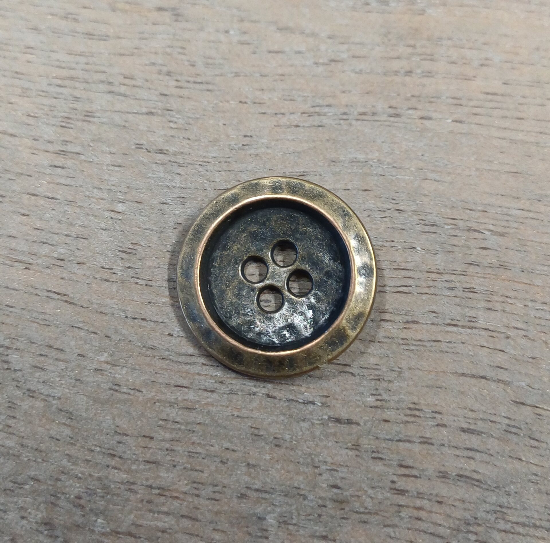 Taotun näköiset metallinapit Messinki