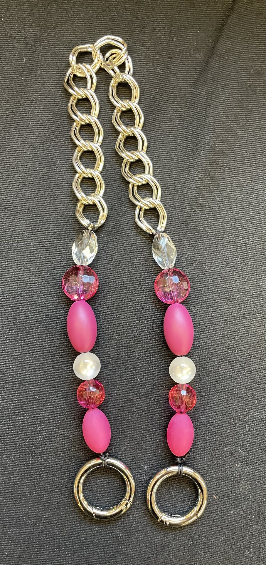 Kassinkahvat Metallia ja helmiä olkahihna pinkki 62cm