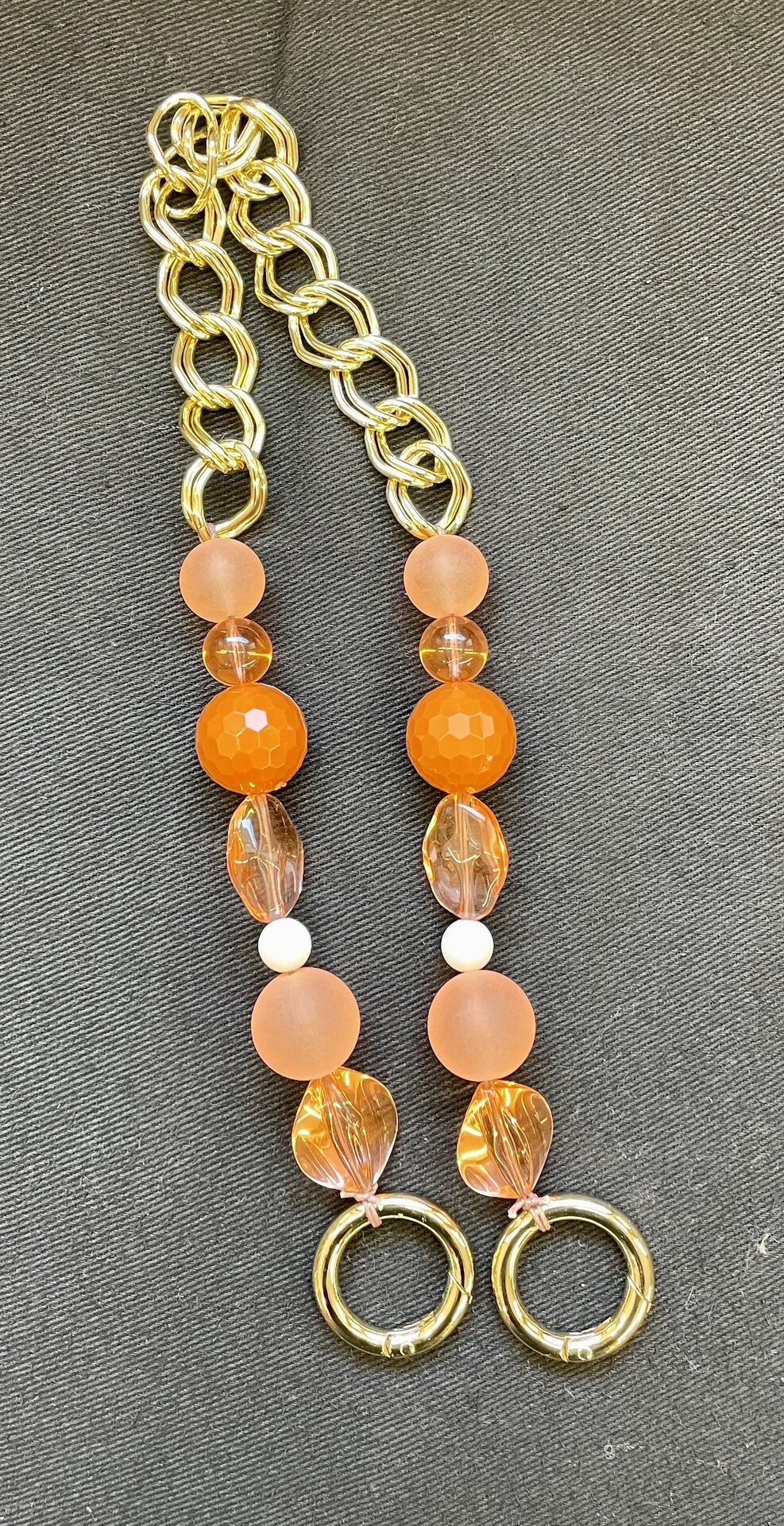 Kassinkahvat Metallia ja helmiä olkahihna oranssi 62cm