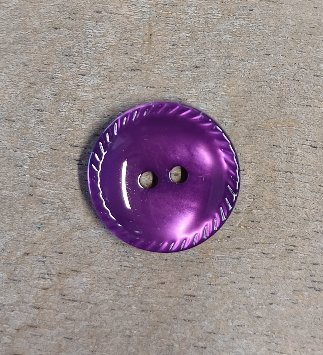 Falk Group Kiiltävät napit Purppuran punainen