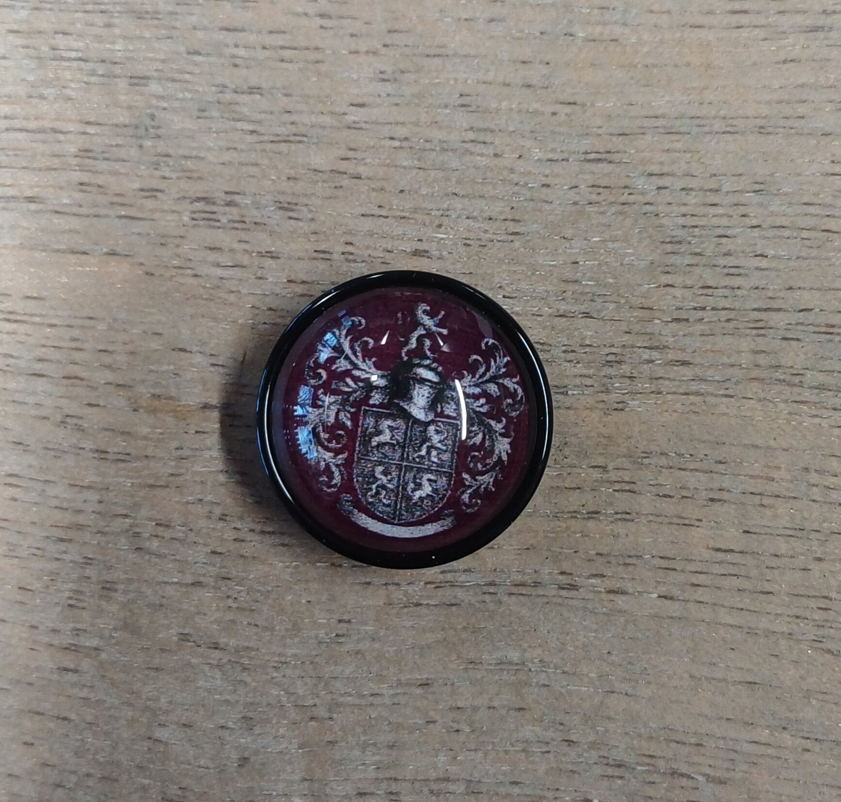 Kuninkaallisen hienot napit Viininpunainen