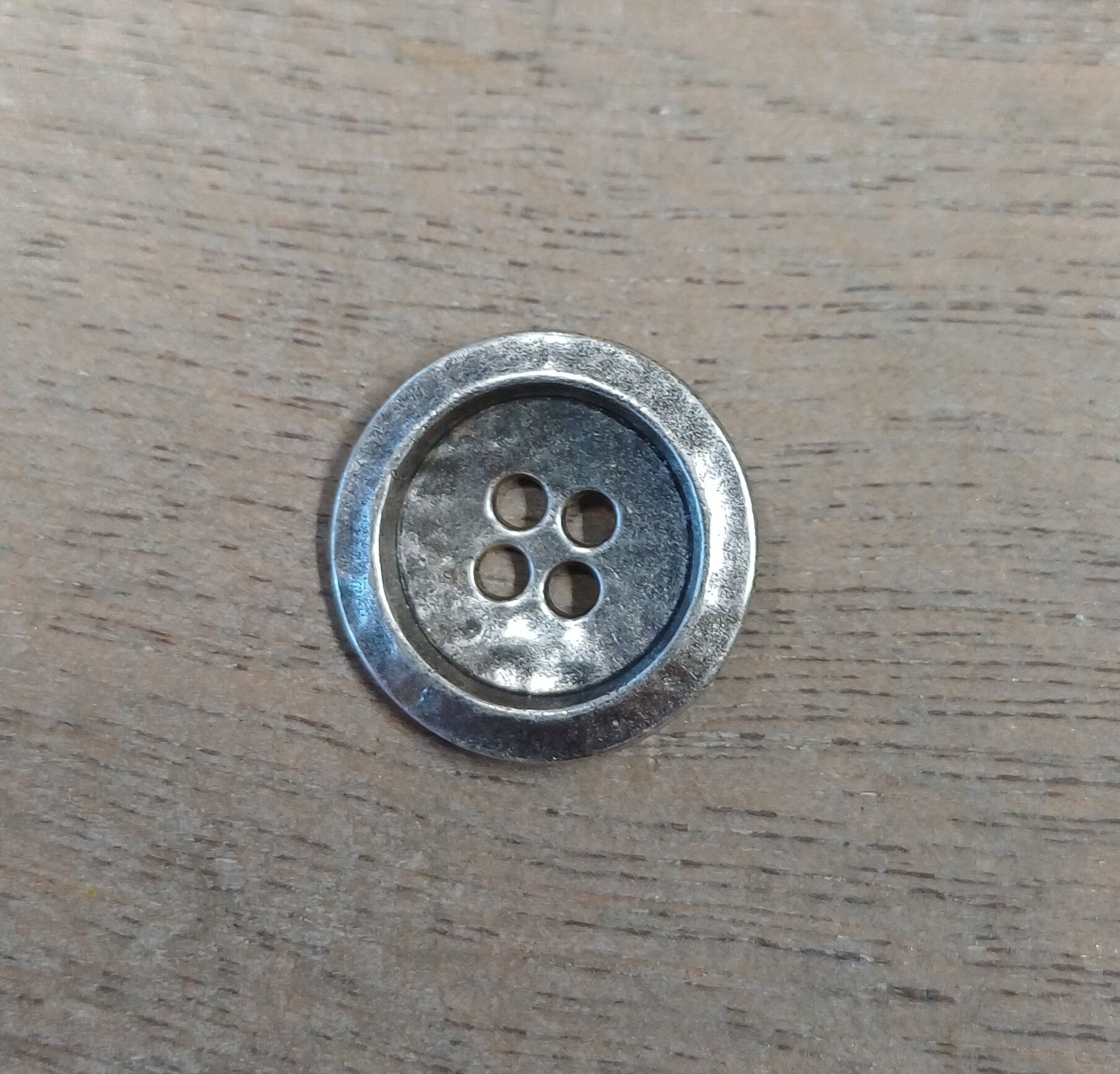 Taotun näköiset metallinapit Hopea