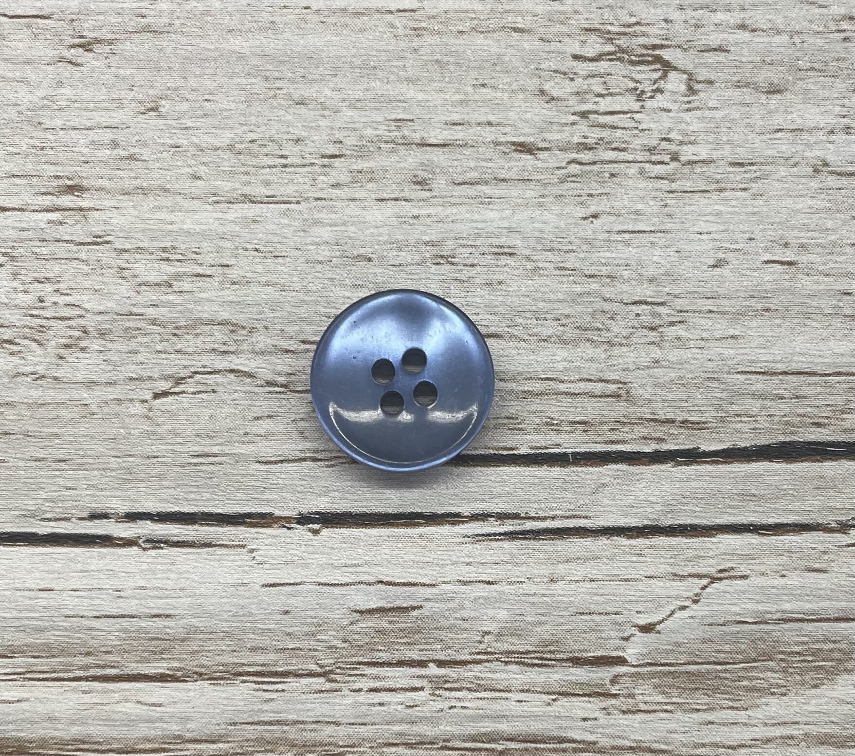 Perus-oivat napit 4-reikäinen keskisininen 10mm