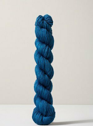 Urth Yarns 16 Fingering BL70 syvä sininen