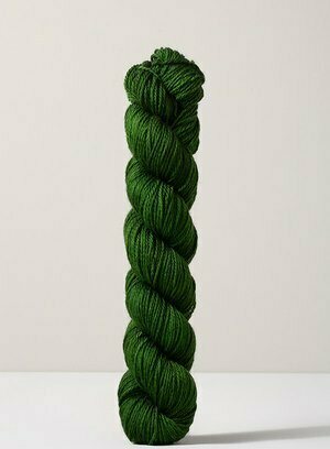 Urth Yarns 16 Fingering G90 syvä vihreä