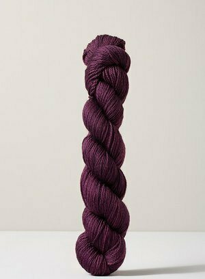 Urth Yarns 16 Fingering P20 tumma luumu