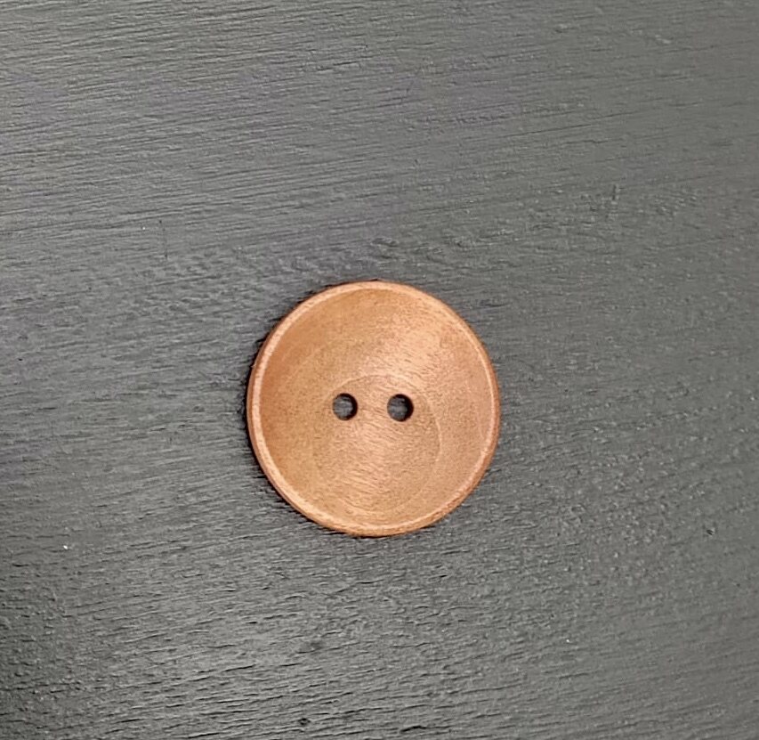 Puiset napit Sileä, kaksireikäinen punertavaa puuta 25mm