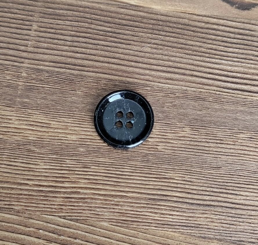 Perus- napit n. 20mm Musta 18 mm (kierrätettyä sarvea)